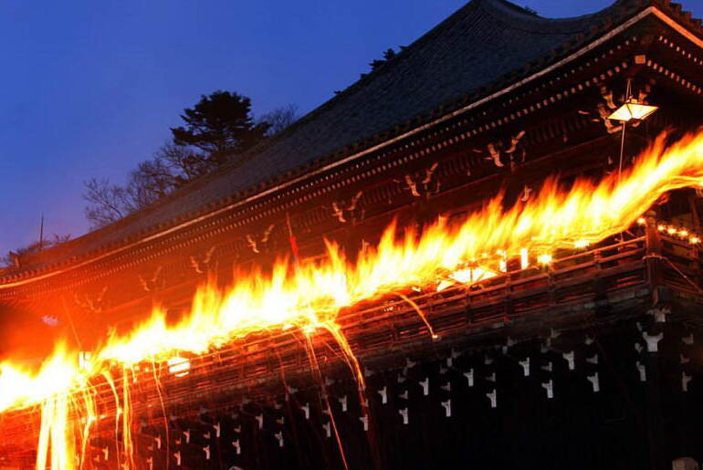 Nghi thức "Shunie (Omizutori, Otaimatsu)" báo hiệu sự bắt đầu của mùa xuân tại Nigatsudo, chùa Todaiji, Nara